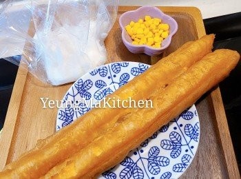 step1: 預備材料 ：現成墨魚膠加入粟米粒拌好，將油炸鬼切成平均件數，每件的底部剪開備用。