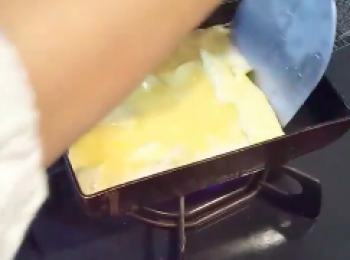 step4: 用煎鏟或是筷子把它卷起来