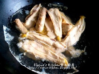 step1: 椰棗去核 , 無花果浸水10分鐘後切半 , 薑去皮切片 , <a href="https://bit.ly/3EZL8dD" target="_blank" data-keyword="雞胸" class="guide-link"><strong>雞胸</strong></a> <span style="display:inline-block;vertical-align:middle;margin-top:-3px;color:initial;border-radius:3px;padding:2px 3px;font-size:12px;line-height:14px;background:#87d300;color:#fff;">即買</span> 穀放入鑊中加水 , 蓋上蓋用中火煮約10分鐘出水