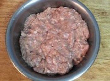 step5: 豬絞肉先用鹽打勻，接著分次放入香菇水，攪拌到水份都被吸收，便可放入調味料拌勻。