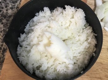 step2: 用一小匙豬油或沙拉油拌入熱飯中，輕輕拌勻，這樣飯炒起來就都顆顆分開，粒粒分明喔～