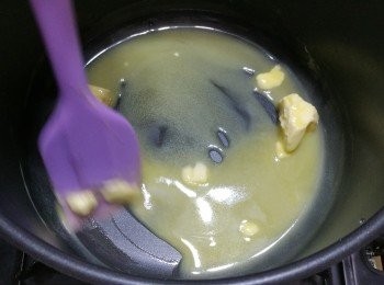 step2: 把牛油放在不黏鍋，用中小火煮融牛油，邊煮邊用橡皮刮刀攪拌。