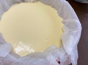 step5: 把蛋糕糊過篩倒入已鋪放牛油紙的焗盤內，輕敲兩下。