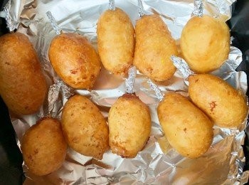 step2: 用小竹籤把切好的香腸跟起司串起來備用，鬆餅粉低筋麵粉牛奶攪拌均勻