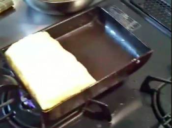 step9: 重複5的動作.卷到最後時，利用鍋邊讓蛋卷定型。