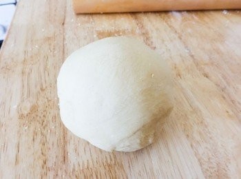 step5: 用保鮮紙將麵糰包好，靜置室溫30分鐘 (*一定要搓到表面滑）