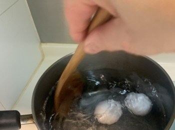 step4:  準備一鍋清水加入一茶匙白醋，煮至蝦眼水；小心放入室温蛋煮約6分鐘，其間要不停攪拌，目的可以讓蛋黃在中心。