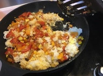 step2: 中火燒熱油後落乾蔥頭, 爆香後落洋蔥炒至軟身, 再加入甘筍粒, 一半粟米粒, 一半本菇及一半蕃茄粒, 炒勻後加入茄膏，全部炒軟後加入炒飯, 炒勻盛入焗盤備用, 預熱焗爐180度