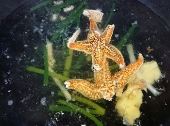 step2: 用薑葱酒汆水備用。