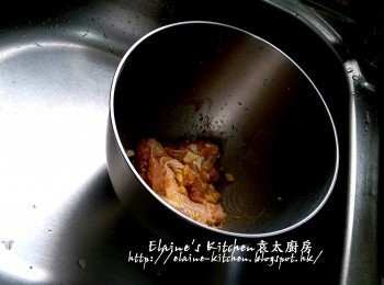 step4: 逐一加入韓式麵豉醬 , 蒜粒 , 蘋果粒 , 胡椒粉及<span class="group_2">醃料</span>拌勻先靜待10分鐘