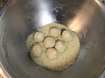 step10: 抖一抖讓整顆都沾滿芝麻；