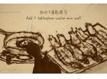 step1: 粉絲用温水浸軟，平舖碟上備用，清水洗淨抹乾，剪去蝦腳及尖刺