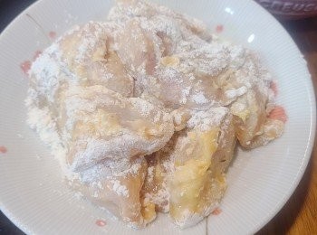 step7: 雞塊均勻沾上蛋黃液和麵粉，靜置1-2分鐘等反潮 (這是確保炸時粉不易跟雞肉分離)可以看顏色判別，剛裹好的雞肉粉是白的，反潮後的雞肉，粉會轉有醬色。（剛巧家中有兩個蛋黃剩下，唔想浪費。雞塊可直接沾上麵粉炸也可。）