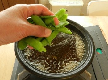 step2: 開中火在鍋中放入所有的材料（蛋除外）