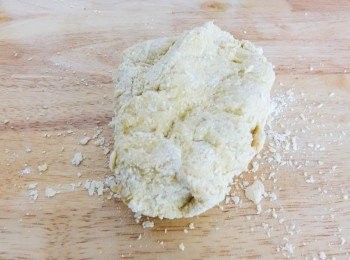 step4: 將麵糰放在灑有麵粉的枱上，用手大力搓，搓至麵糰表面幼滑 (*我搓了大約120次，這只作參考）