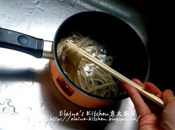 step8: 麵條放入煲內加水 , 用中火拌勻煮至散 , 盛起放上碟