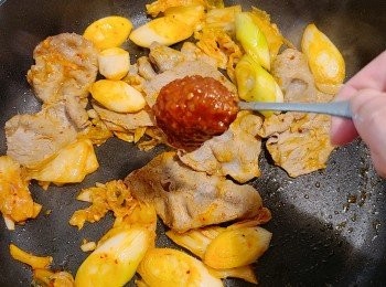 step4: 加入韓式包飯醬/辣椒醬翻炒。