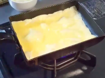 step3: 倒入蛋液的1/4，鷄蛋表面有泡泡的時候，說明蛋液已經凝固了