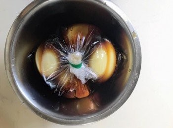 step3: 醬汁到體溫的溫度後，和鷄蛋一起放入Ziploc保鮮袋中浸泡腌漬12-24小時