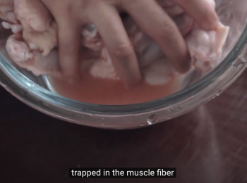 step3: 期間用鹽醃<a href="https://bit.ly/3zHU5V3" target="_blank" data-keyword="雞翼" class="guide-link"><strong>雞翼</strong></a> <span style="display:inline-block;vertical-align:middle;margin-top:-3px;color:initial;border-radius:3px;padding:2px 3px;font-size:12px;line-height:14px;background:#87d300;color:#fff;">即買</span> ，把血水／雪味去除