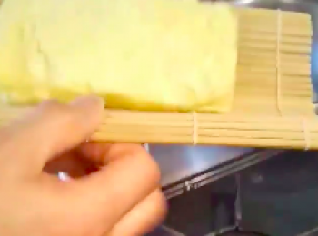 step10: 用竹簾包起来讓它定型