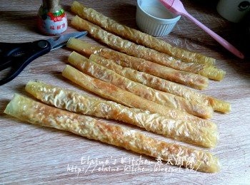 step6: 餘下腐皮同樣在下方位置放上一層層薄薄的豬肉碎 , 卷起用麵粉糊封口