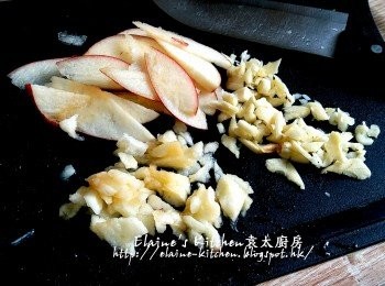 step2: 期間將紅蘋果一半連皮切片 , 一半去皮切粒 , 蒜頭去衣切碎