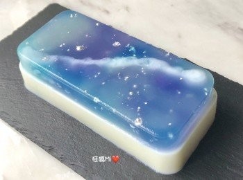 step2: 用小量清水加入銀珠中備用。