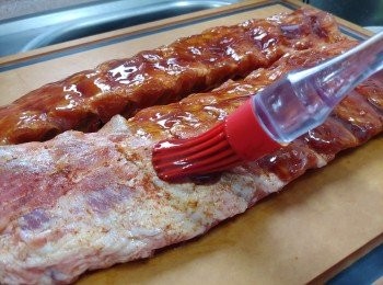 step5: 在骨面掃上一層醬汁; 封好醃過夜.