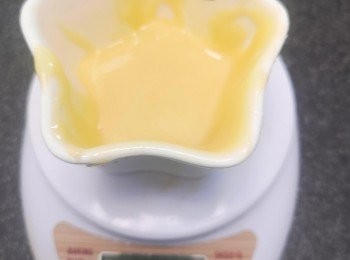 step2: 如果微波爐w數無得調較，請見滾後每分鐘取出目測，見杰身即完成，同樣用打蛋器攪到滑身。(以上材料完成品重30克。）