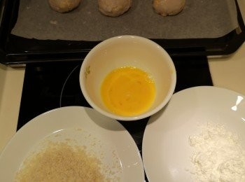 step3: 麵包糠加入油份撈勻，將（2）撲上粟粉，再醮上蛋液，最後撲上麵包糠，可輕壓手餅狀。