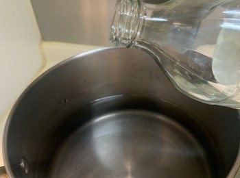step3: 將調味料放小鍋內煮至蝦眼水，熄火，放凉備用。 
