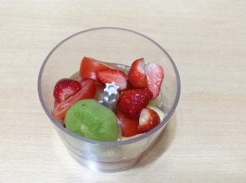 把所有材料放進攪拌機。