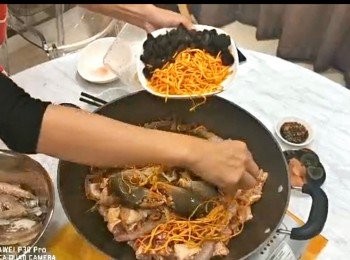 step13: 先蓋上蓋燒熱鍋，然後加入九江雙蒸酒