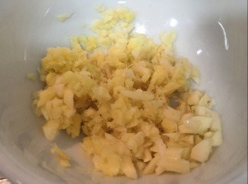 step6: 加少許油落蝦米爆香，再落肉碎煎至八成熟