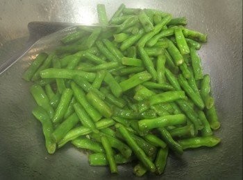 step8: 混入四季豆，
鹽，糖，生抽，蠔油，老抽-各半茶匙
欖菜-三茶匙
兜勻可上碟