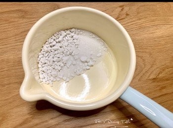 step2: 蕨餅粉和糖混合，加入水拌勻，用小火邊煮邊攪拌，煮至半透明微稠狀