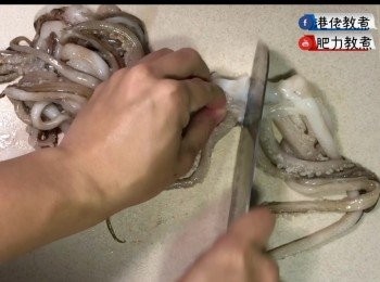 step1: 步驟1: 處理及清洗魷魚
將魷魚鬚切成一條條並清洗乾淨備用