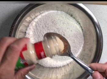 step4: 將麵粉、粟粉及所有調味料混合一起