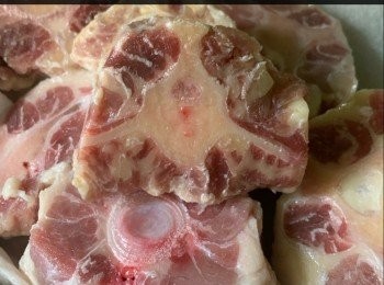 step2: 配菜：
番茄 4個
洋蔥 2個（1紫1黃）
甘荀 2條
西芹 1/4條
紅菜頭 1個
椰菜 1個
月桂葉 3片
蒜頭 2粒
冰糖 1粒