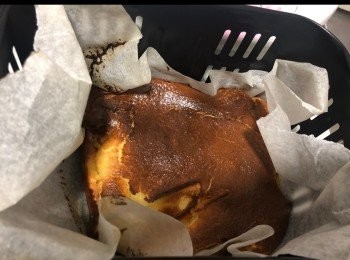 step4: 模具鋪上牛油紙
倒入蛋糕糊
氣炸鍋190預熱10分鐘
將蛋糕放入氣炸鍋
180度25分鐘，視乎你想蛋糕面焦香程度