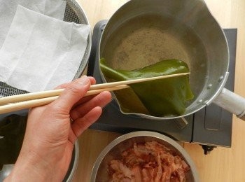 step3: 把昆布馬上撈出來。（如果一直放在熱水裡，昆布的雜汁就會出來）