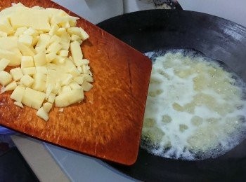 step1: 先把薯仔去皮，切薄片或切件，浸水5分鐘後放入鍋內煮至軟稔。