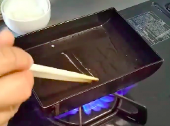 step2: 先放入一點蛋液，若凝固則表示溫度已經夠高