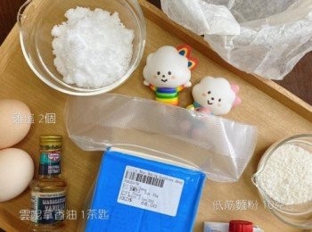 step1: 預備：
大碗上放入忌廉芝士，放軟；低筋麵粉過篩。
 預備6吋圓形焗盤，於模內鋪放牛油紙。 以210c預熱焗爐約15分鐘。