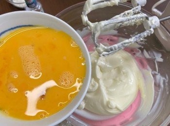 step3: 慢慢加入淡忌廉拌勻；雞蛋分2次加入拌勻。