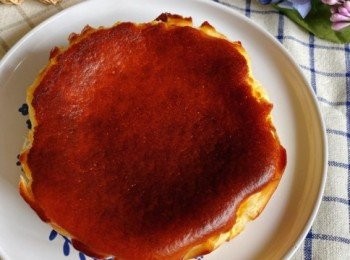 step6: 以210c焗約30-35分鐘，至蛋糕面焗至深啡色，取出；放涼後，放入雪櫃冷藏至少6小時(雪過夜更佳)，切件享用，即成。