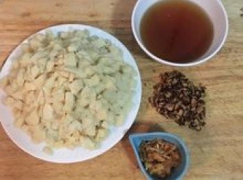 step2: 筍子切成小方丁；香菇切細末；