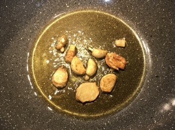 step3: 鍋內放入優質橄欖油與麻油燒熱；放入蒜頭與薑片炒香；