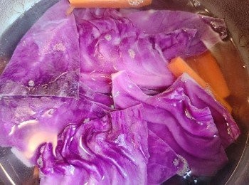 step3: 另煮滾一鍋水，下1茶匙鹽，分別加入火腿條和類同顏色的蔬菜煮至軟熟，